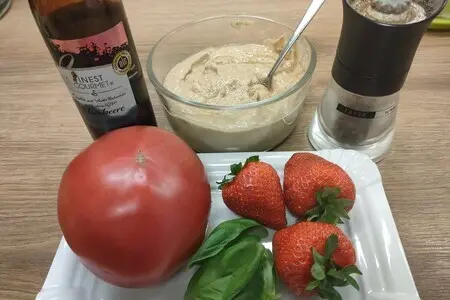 Карпаччо из помидоров и клубники с тунцовым кремом тоннато Карпаччо из помидоров и клубники с тунцовым кремом тоннато