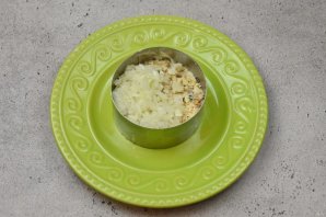 Пасхальный салат с консервированным лососем