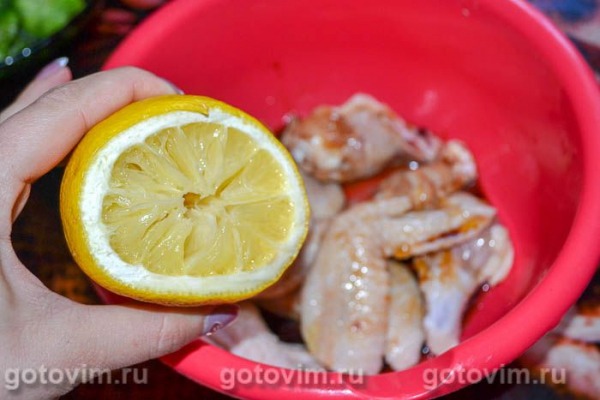 Картофельная запеканка с куриными крылышками и брокколи в духовке