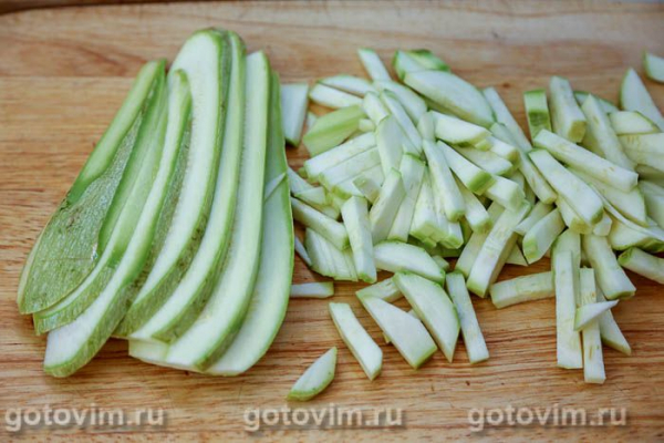 Жареное мясо с кабачками и чесночными стрелками Жареное мясо с кабачками и чесночными стрелками