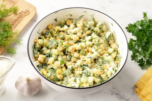 Салат с яйцом, сыром, кукурузой и огурцом Салат с яйцом, сыром, кукурузой и огурцом