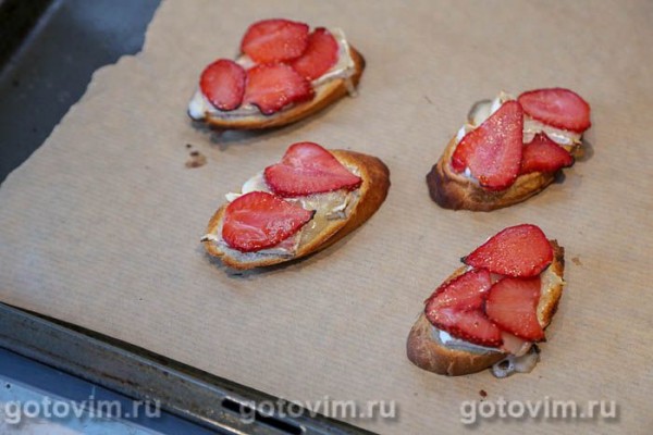 Брускетта с клубникой и сыром камамбером