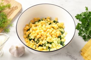 Салат с яйцом, сыром, кукурузой и огурцом Салат с яйцом, сыром, кукурузой и огурцом