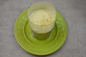 Пасхальный салат с консервированным лососем