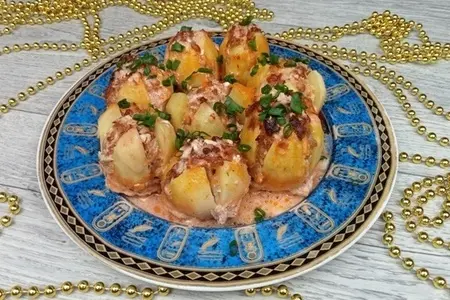 Запечённый в духовке картофель с фаршем и плавленым сыром на новогодний стол Запечённый в духовке картофель с фаршем и плавленым сыром на новогодний стол