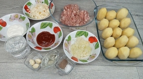 Запечённый в духовке картофель с фаршем и плавленым сыром на новогодний стол Запечённый в духовке картофель с фаршем и плавленым сыром на новогодний стол