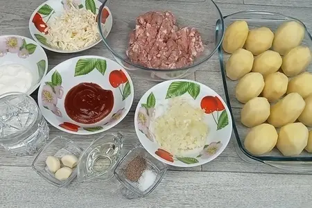 Запечённый в духовке картофель с фаршем и плавленым сыром на новогодний стол Запечённый в духовке картофель с фаршем и плавленым сыром на новогодний стол