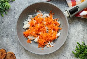 Куриная печень с луком и морковью