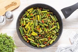 Зеленая фасоль на сковороде