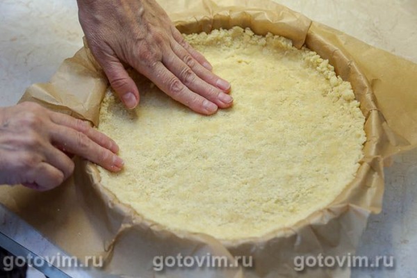 Сбричолата с черной смородиной и миндальной крошкой Сбричолата с черной смородиной и миндальной крошкой