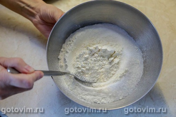 Сбричолата с черной смородиной и миндальной крошкой Сбричолата с черной смородиной и миндальной крошкой