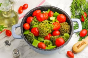 Куриная грудка, тушеная с овощами Куриная грудка, тушеная с овощами
