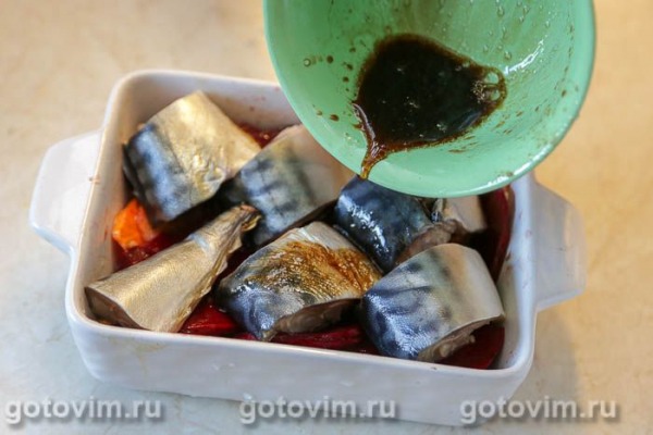 Скумбрия, запеченная на овощной подушке со свеклой и морковью