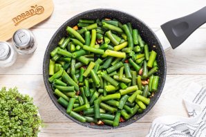 Зеленая фасоль на сковороде