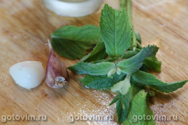 Молодой картофель с мятой и чесноком