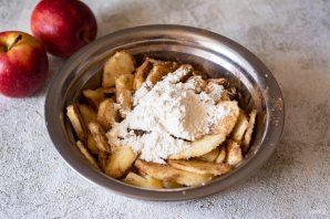 Слоеный пирог с яблоками из готового теста