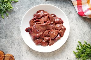 Куриная печень с луком и морковью