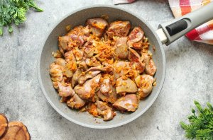 Куриная печень с луком и морковью