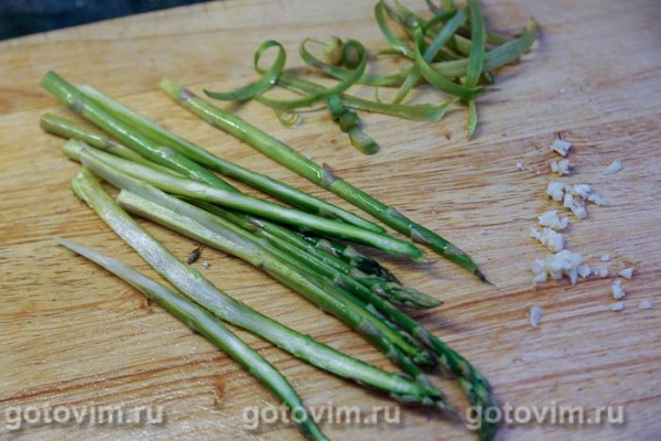 Пирог-плетенка с колбаской для жарки и спаржей с чесноком