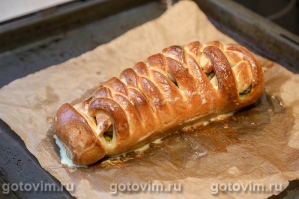 Пирог-плетенка с колбаской для жарки и спаржей с чесноком