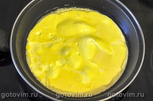 Салат из пекинской капусты с омлетом и сухариками Салат из пекинской капусты с омлетом и сухариками