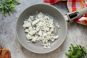 Куриная печень с луком и морковью