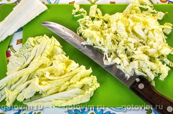 Салат из пекинской капусты с омлетом и сухариками Салат из пекинской капусты с омлетом и сухариками