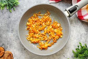 Куриная печень с луком и морковью