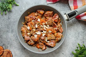 Куриная печень с луком и морковью