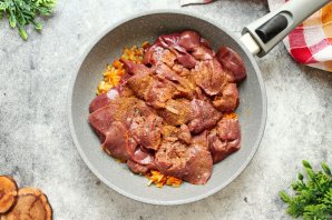 Куриная печень с луком и морковью