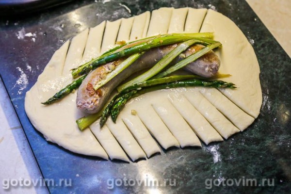 Пирог-плетенка с колбаской для жарки и спаржей с чесноком