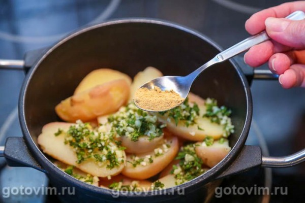 Молодой картофель с мятой и чесноком