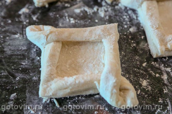 Слойки с творогом и нектаринами