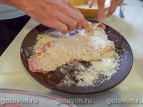 Венский шницель с анчоусовым маслом и салатом Венский шницель с анчоусовым маслом и салатом
