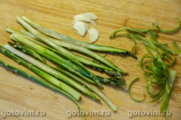 Пицца со спаржей, чесноком и сыром моцарелла Пицца со спаржей, чесноком и сыром моцарелла