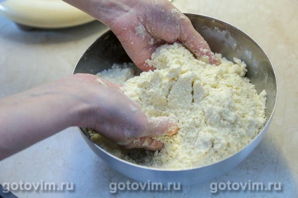 Сбричолата с черной смородиной и миндальной крошкой Сбричолата с черной смородиной и миндальной крошкой