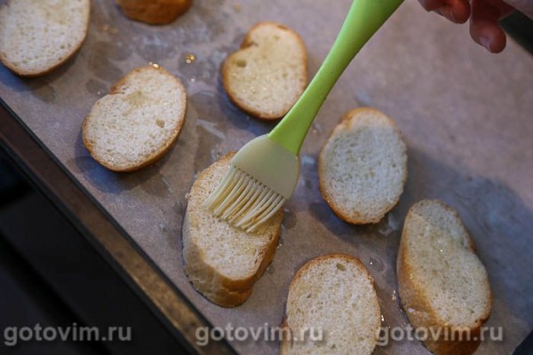 Кростини с творожным сыром, рукколой и беконом Кростини с творожным сыром, рукколой и беконом