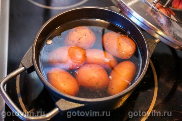 Молодой картофель с мятой и чесноком