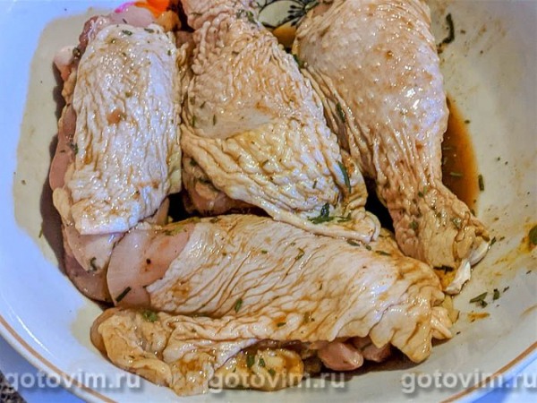 Куриные голени, тушенные в соевом соусе с чесночными стрелками и помидорами Куриные голени, тушенные в соевом соусе с чесночными стрелками и помидорами