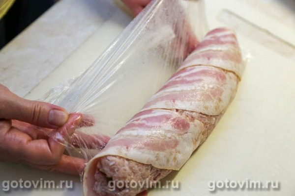 Рулет из мясного фарша с кабачками в беконе Рулет из мясного фарша с кабачками в беконе