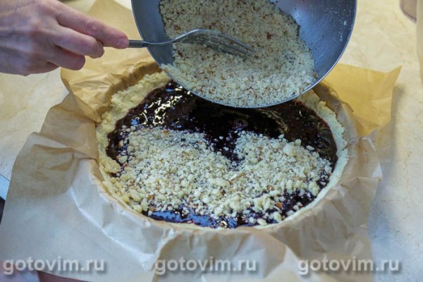 Сбричолата с черной смородиной и миндальной крошкой Сбричолата с черной смородиной и миндальной крошкой