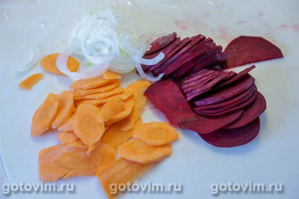 Скумбрия, запеченная на овощной подушке со свеклой и морковью
