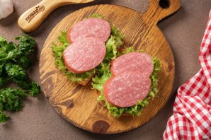 Бутерброды с колбасой