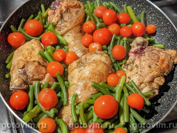 Куриные голени, тушенные в соевом соусе с чесночными стрелками и помидорами Куриные голени, тушенные в соевом соусе с чесночными стрелками и помидорами