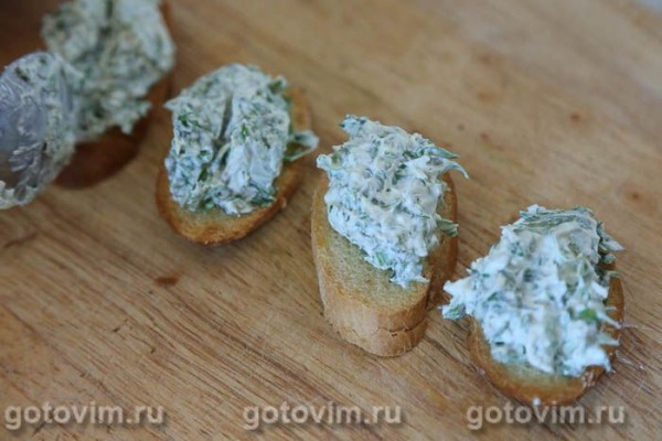Кростини с творожным сыром, рукколой и беконом Кростини с творожным сыром, рукколой и беконом