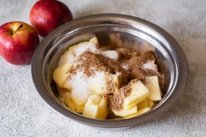 Слоеный пирог с яблоками из готового теста