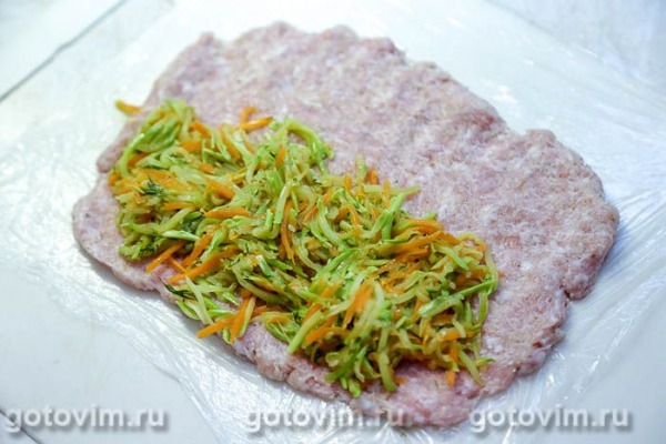 Рулет из мясного фарша с кабачками в беконе Рулет из мясного фарша с кабачками в беконе