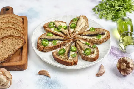 Бутерброды со шпротами post thumbnail image