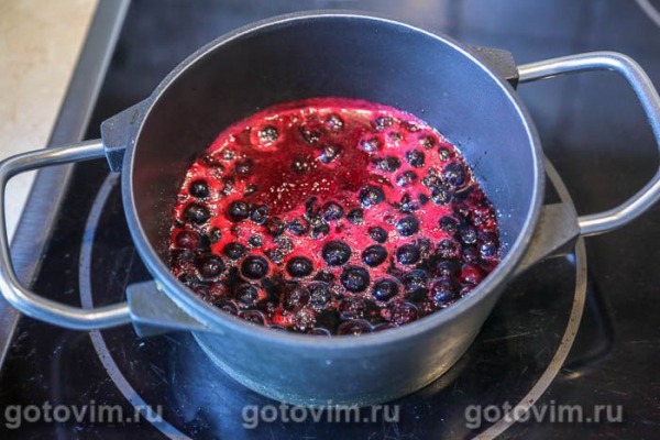 Сбричолата с черной смородиной и миндальной крошкой Сбричолата с черной смородиной и миндальной крошкой