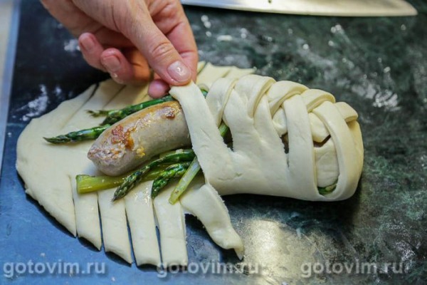 Пирог-плетенка с колбаской для жарки и спаржей с чесноком